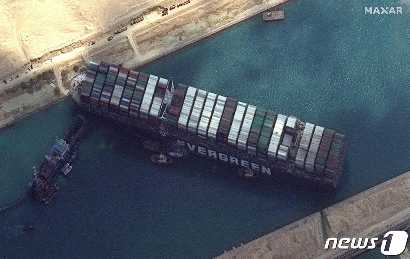 26일(현지시간) 죄초된 파나마 선적의 초대형 컨테이너선 '에버 기븐'호가 수에즈 운하의 통행을 나흘째 가로막고 있다. 2021.3.27ⓒ AFP=뉴스1 ⓒ News1 우동명 기자