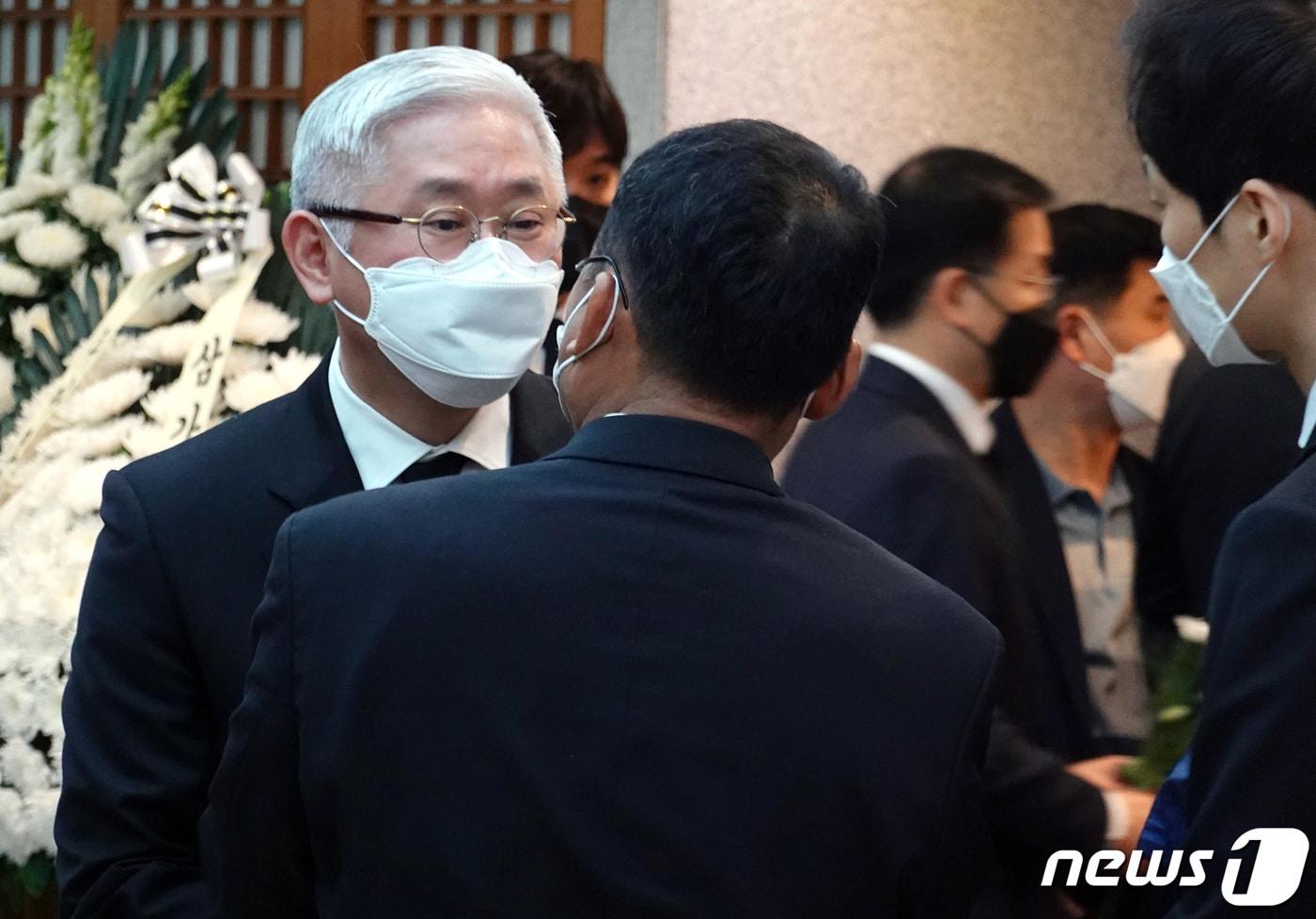 본문 이미지 - 서경배 아모레퍼시픽그룹 회장이 27일 오후 고(故) 신춘호 농심 회장의 빈소가 마련된 서울 종로구 연건동 서울대병원 장례식장에서 조문객을 맞이하고 있다. 2021.3.27/뉴스1 ⓒ News1 황덕현 기자