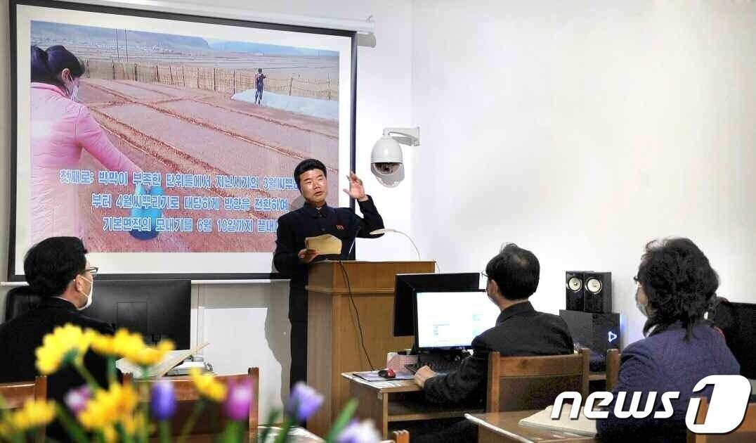 본문 이미지 - (평양 노동신문=뉴스1) = 북한 노동당 기관지 노동신문은 28일 농업성에서 '먼거리영농기술문답봉사체계를 활발히 운영'하고 있다면서 관련 사진을 보도했다. [국내에서만 사용가능. 재배포 금지. DB 금지. For Use Only in the Republic of Korea. Redistribution Prohibited] rodongphoto@news1.kr