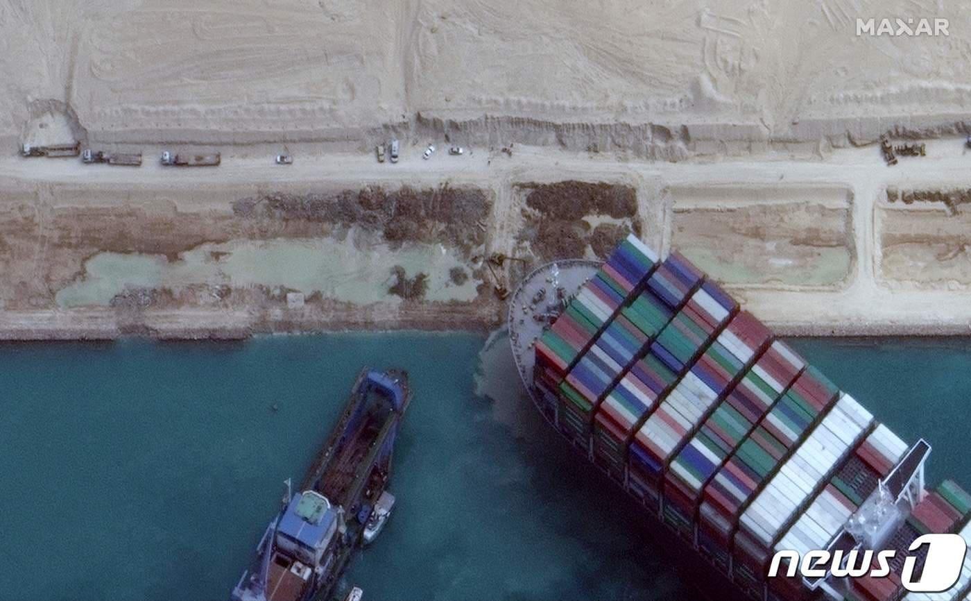 28일&#40;현지시간&#41; 대형 컨테이너선 &#39;에버기븐&#39;이 이집트 수에즈 운하를 엿새째 가로막고 있는 모습이 보인다. ⓒ AFP=뉴스1 ⓒ News1 우동명 기자