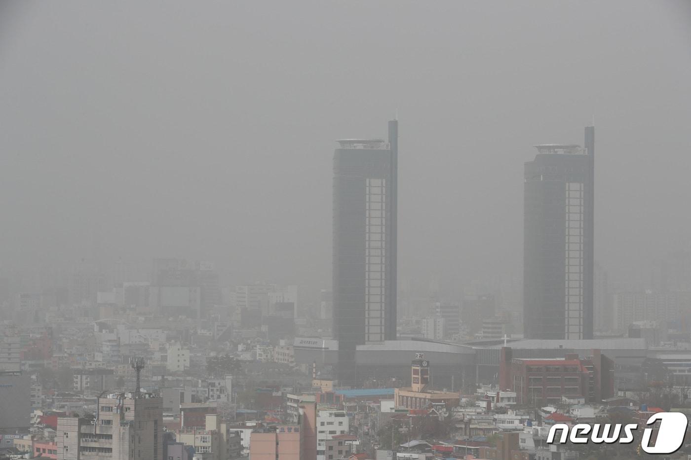 본문 이미지 - 23일 대전·충남은 대부분의 지역이 황사의 영향을 받을 것으로 예보됐다. 대전 동구 대동하늘공원에서 바라본 대전시내가 뿌옇게 보이고 있다.  ⓒ 뉴스1 김기태 기자