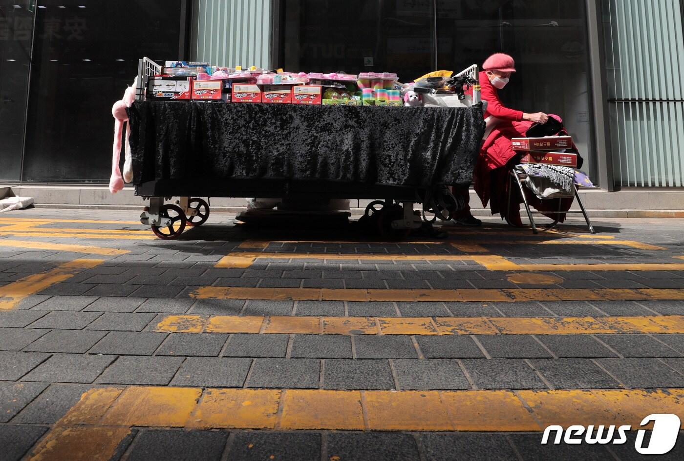본문 이미지 - 서울 중구 명동거리가 한산한 모습을 보이고 있다. 2021.3.29/뉴스1 ⓒ News1 이성철 기자