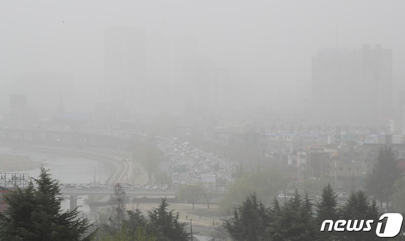 본문 이미지 - 29일 오전 대구 북구 대구시청 별관에서 바라본 대구 도심이 황사와 미세먼지에 뒤덮여 있다. 대구지방기상청은 이날 오전 9시를 기해 대구와 경북 포항, 경주, 경산, 영천, 청도, 청송, 영덕, 영양, 봉화, 울진, 울릉도, 독도에 황사경보를 발령했다. 2021.3.29/뉴스1 ⓒ News1 공정식 기자