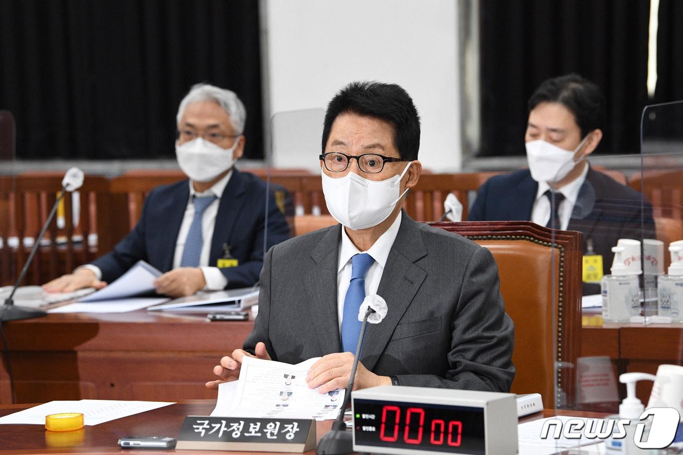 본문 이미지 - 박지원 국가정보원장이 29일 오후 서울 여의도 국회에서 열린 정보위원회 전체회의에 출석해 회의 개회를 기다리고 있다. 2021.3.29/뉴스1 ⓒ News1 박세연 기자