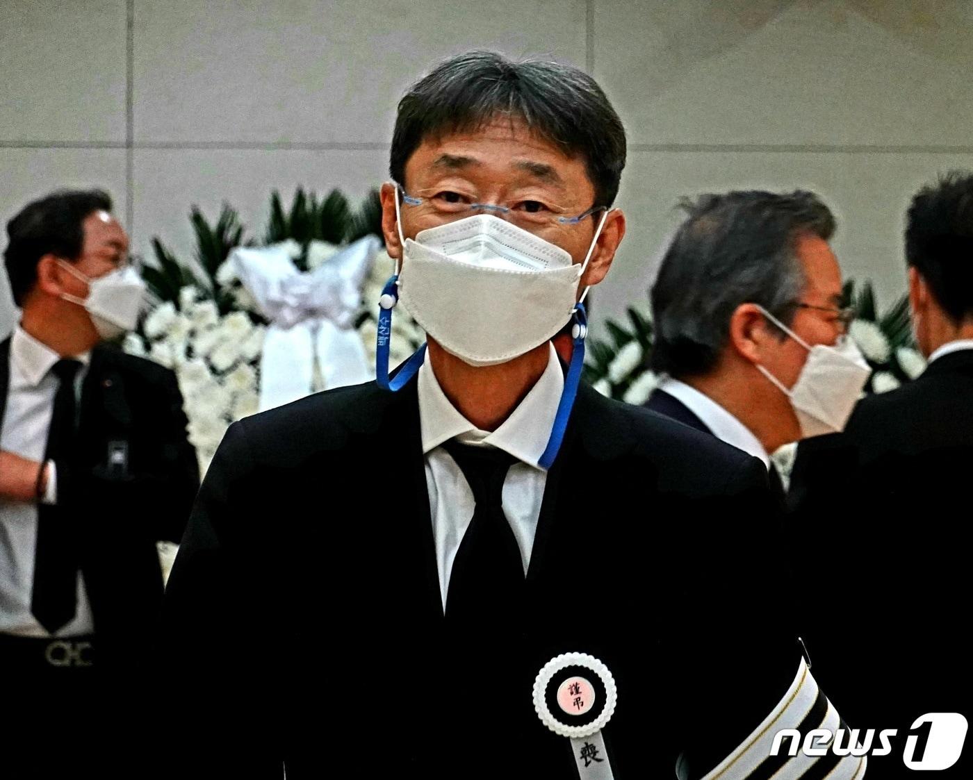본문 이미지 - 신동원 농심 부회장이 29일 오후 서울 종로구 연건동 서울대병원 장례식장에 마련된 신춘호 농심 회장의 빈소에서 조문객을 맞고 있다. 2021.3.28/뉴스1 ⓒ News1 황덕현 기자