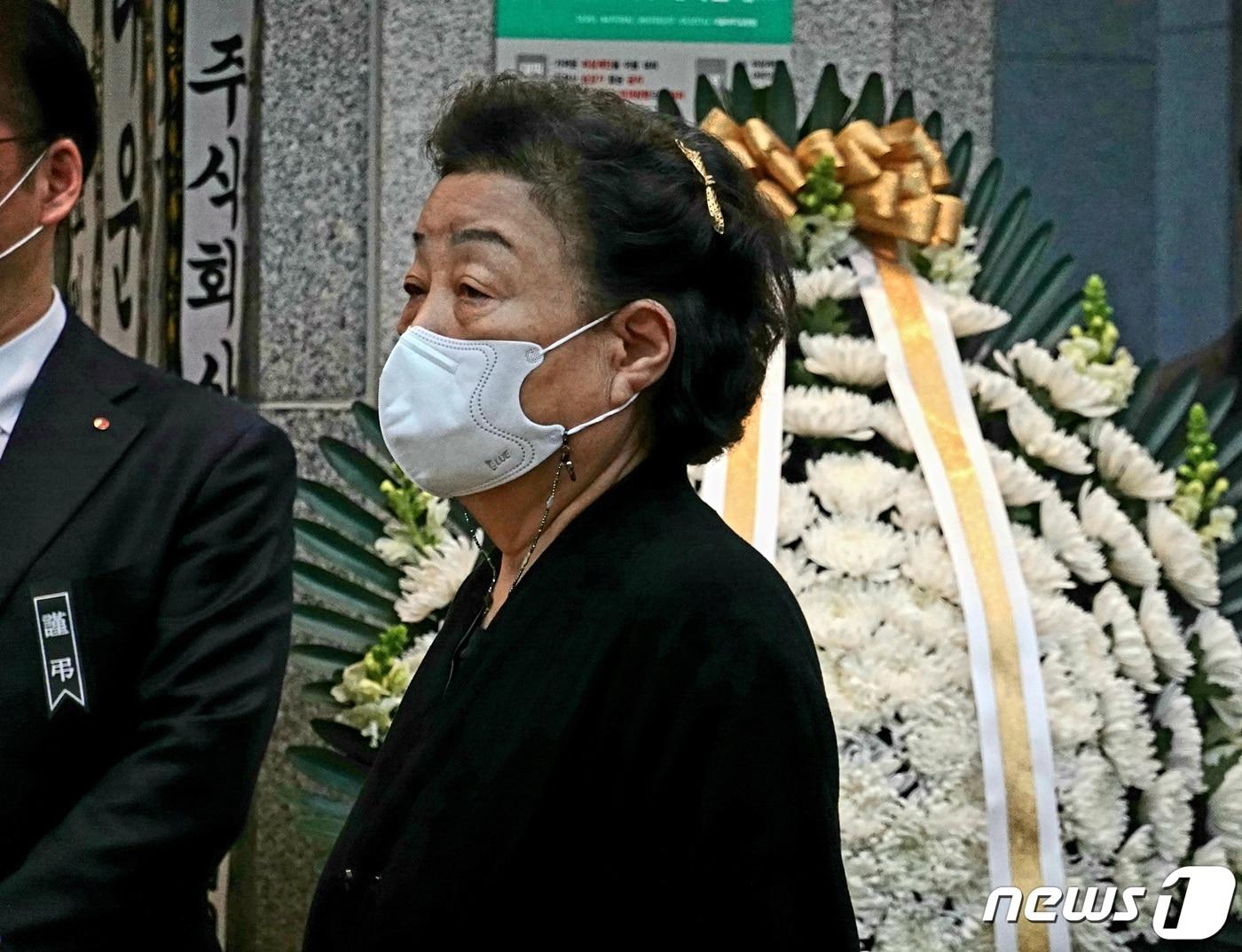 본문 이미지 - 원로배우 강부자씨가 29일 오후 신춘호 농심 회장 빈소에서 조문을 위해 빈소에 들어섰다. ⓒ 뉴스1 황덕현 기자