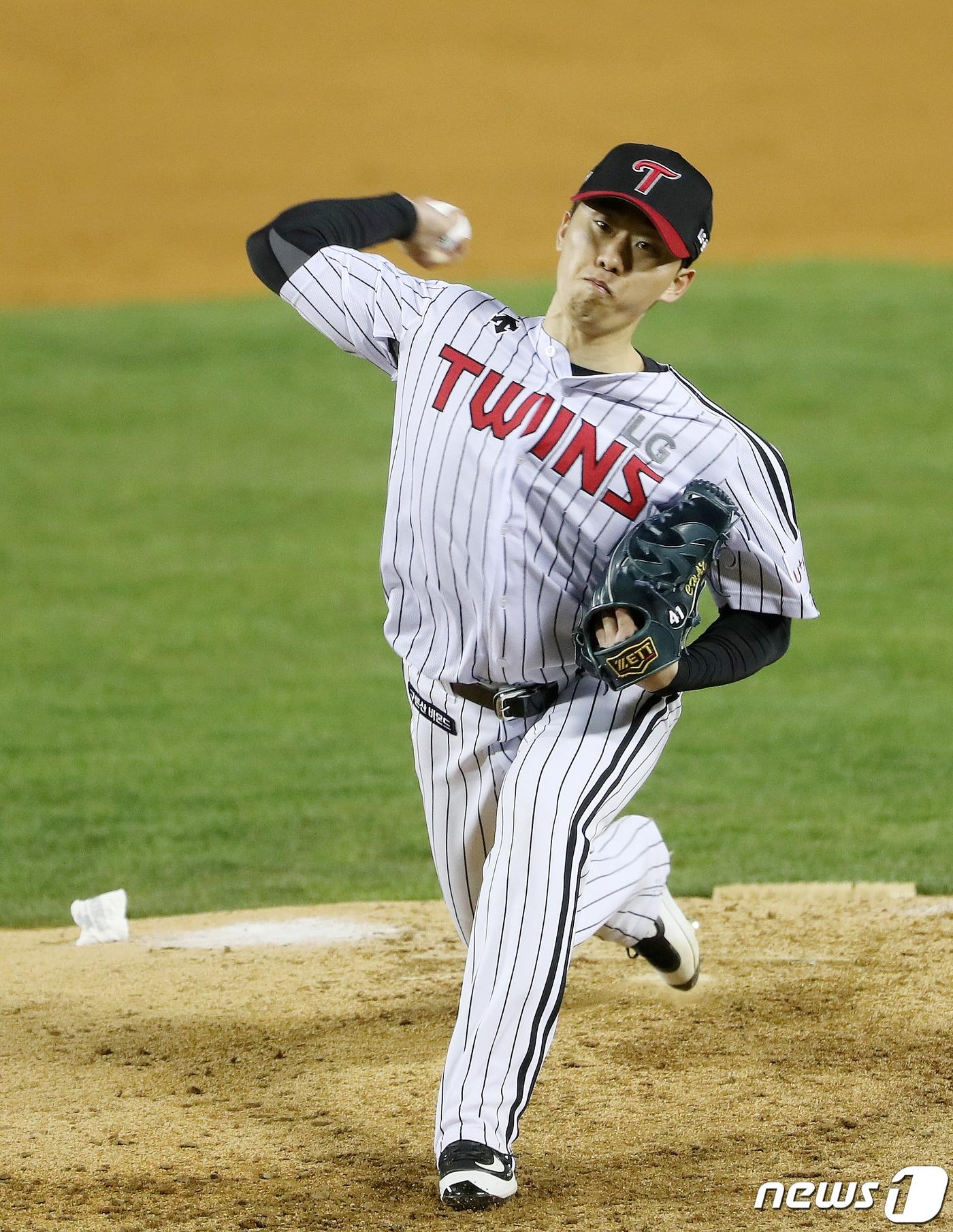 본문 이미지 - 28일 오후 서울 잠실야구장에서 열린 2021 KBO리그 시범경기 LG트윈스와 SSG랜더스의 경기에서 LG 선발 채지선이 힘차게 공을 던지고 있다. 2021.3.28/뉴스1 ⓒ News1 김진환 기자