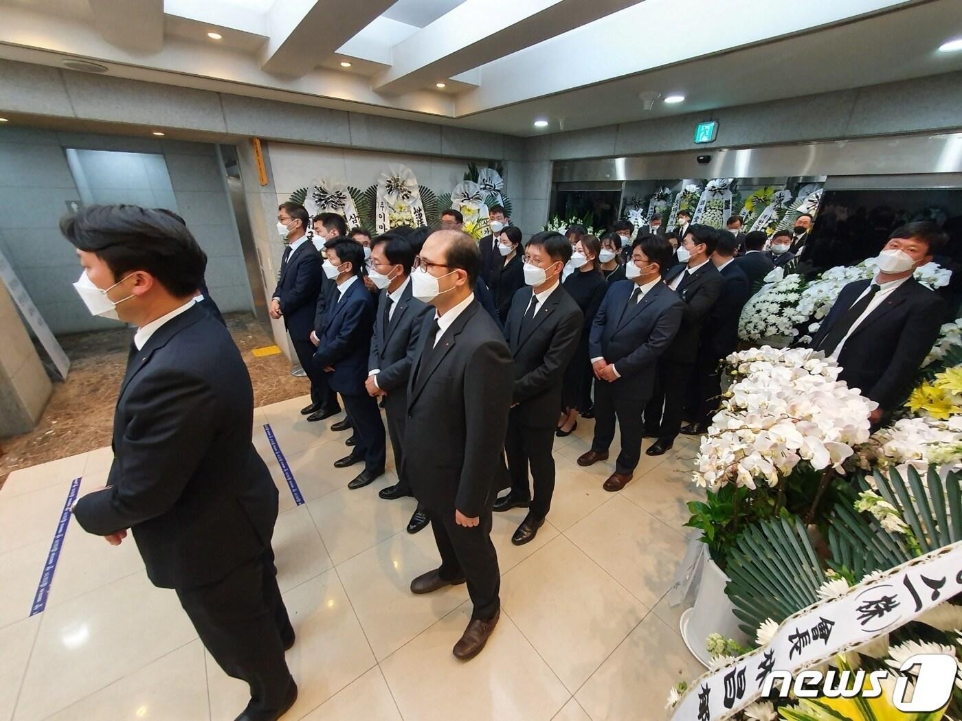 본문 이미지 - 29일 조문을 마치기 전 농심 임직원들이 단체로 고(故) 신춘호 농심 회장을 추모했다. ⓒ 뉴스1 황덕현 기자