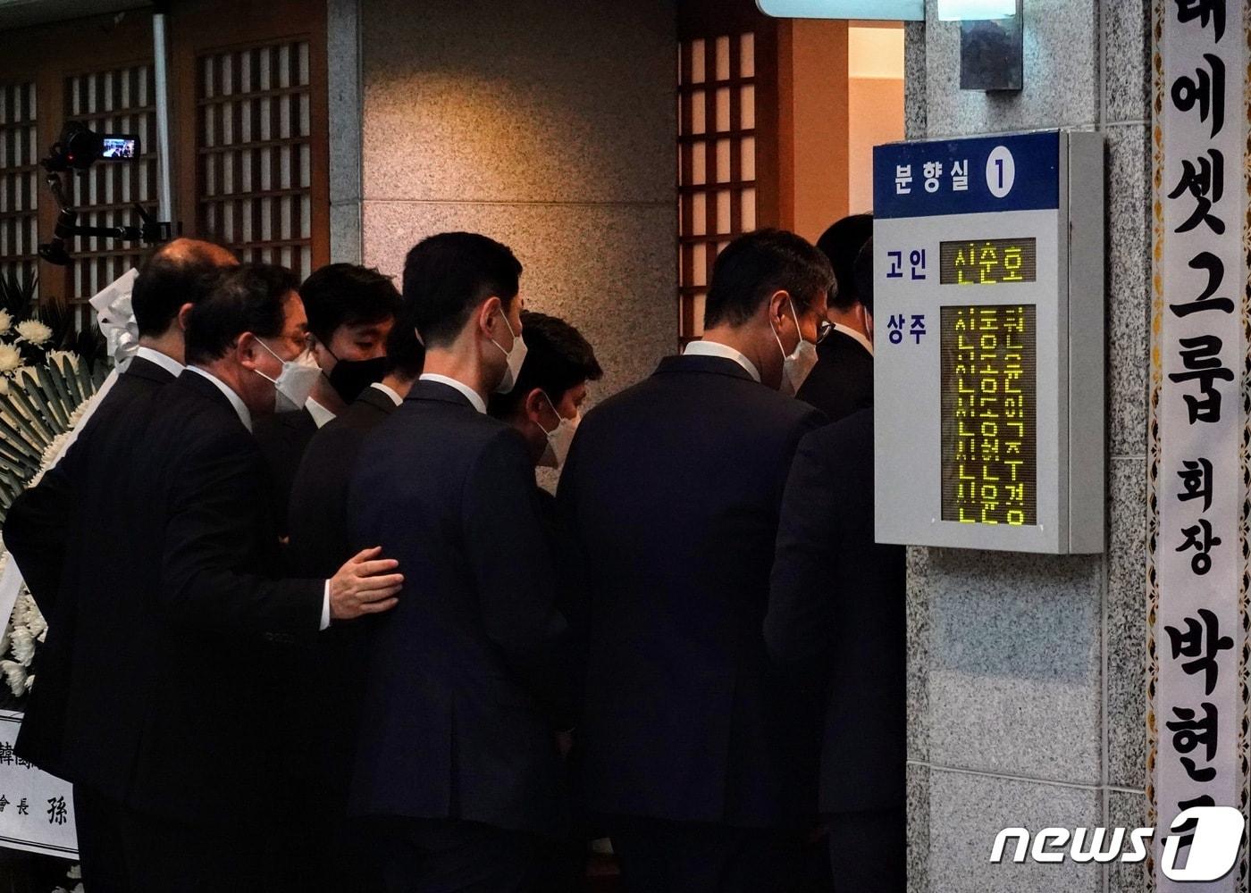 본문 이미지 - 농심그룹 임직원들이 29일 오후 신춘호 농심 회장 빈소에 단체 조문을 하고 있다. ⓒ 뉴스1 황덕현 기자