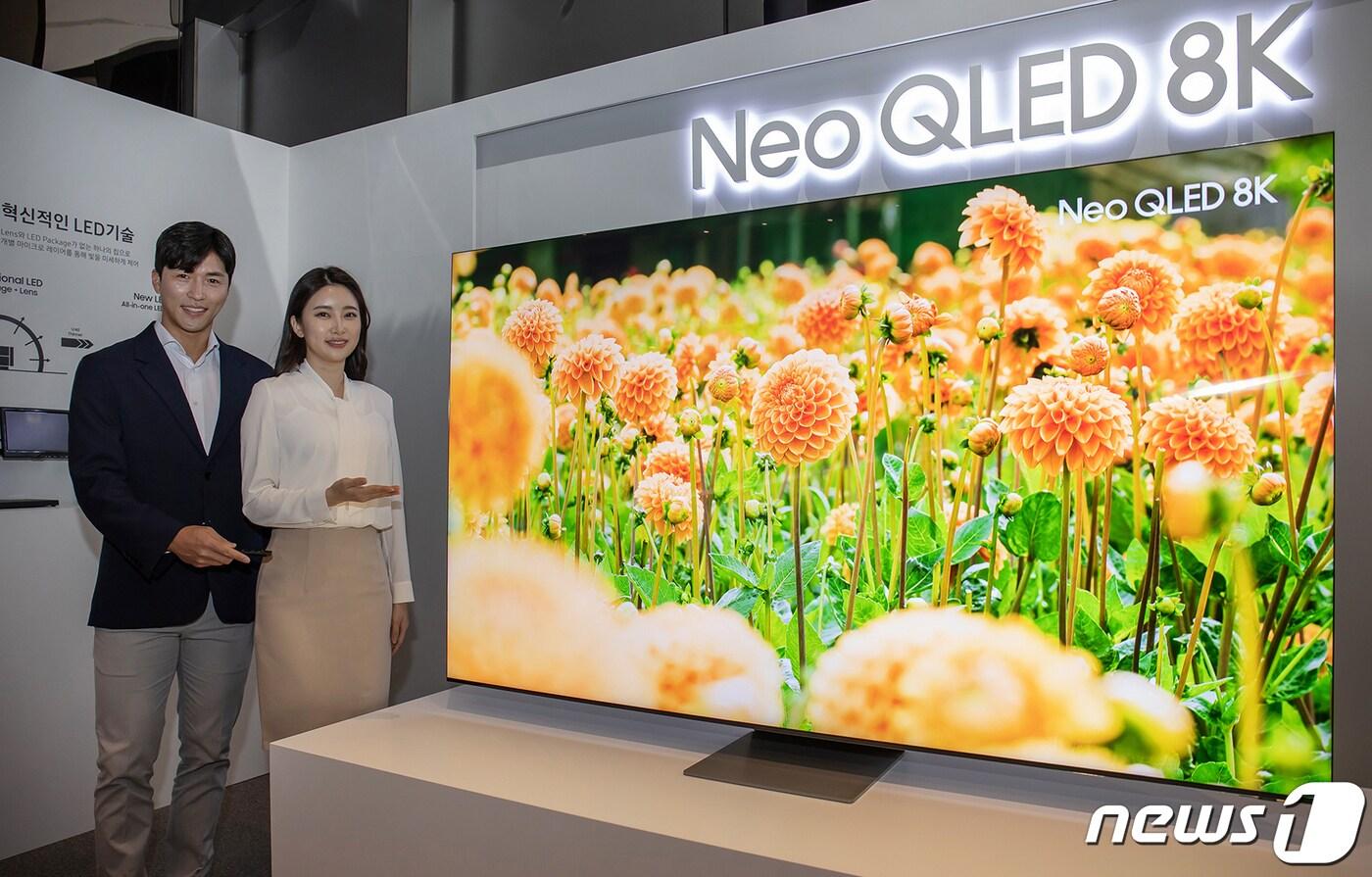 서울 서초동 삼성 딜라이트에서 모델들이 삼성전자의 신제품 Neo QLED TV를 소개하고 있다. Neo QLED는 기존 대비 40분의1로 작아진 '퀀텀 미니LED'를 광원으로 한다. 'Neo 퀀텀 매트릭스' 기술과 'Neo 퀀텀 프로세서'로 업계 최고 수준의 화질을 구현했다. 빛의 밝기도 12비트(4096단계)로 제어해 업계 최고 수준의 명암비와 블랙 디테일을 구현하고, 딥러닝을 통한 16개의 신경망 기반 제어로 어떤 화질의 영상이 입력돼도 8K와 4K 화질에 각각 최적화해준다. (삼성전자 제공) 2021.3.3/뉴스1