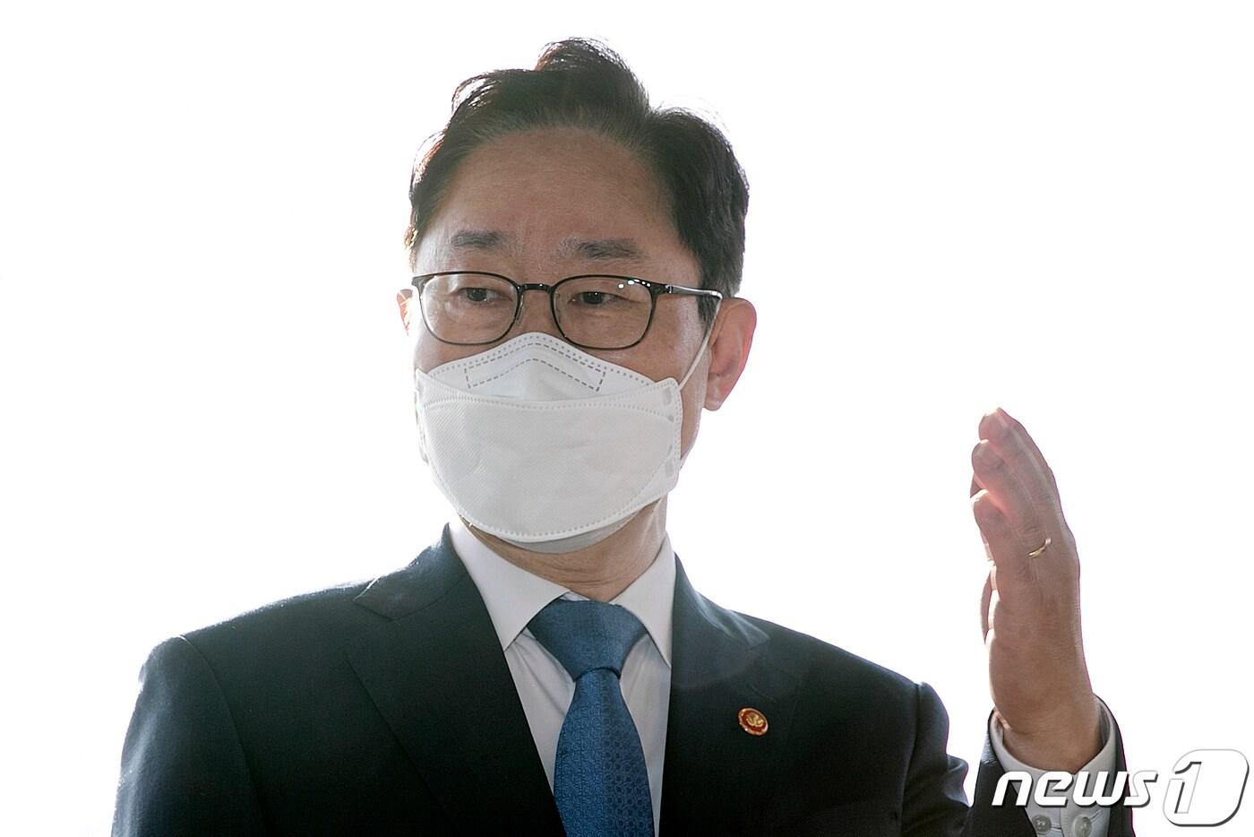 박범계 법무부장관이 3일 오전 경기 정부과천청사 법무부로 출근하며 취재진의 질문에 답하고 있다. 2021.3.3/뉴스1 ⓒ News1 이승배 기자