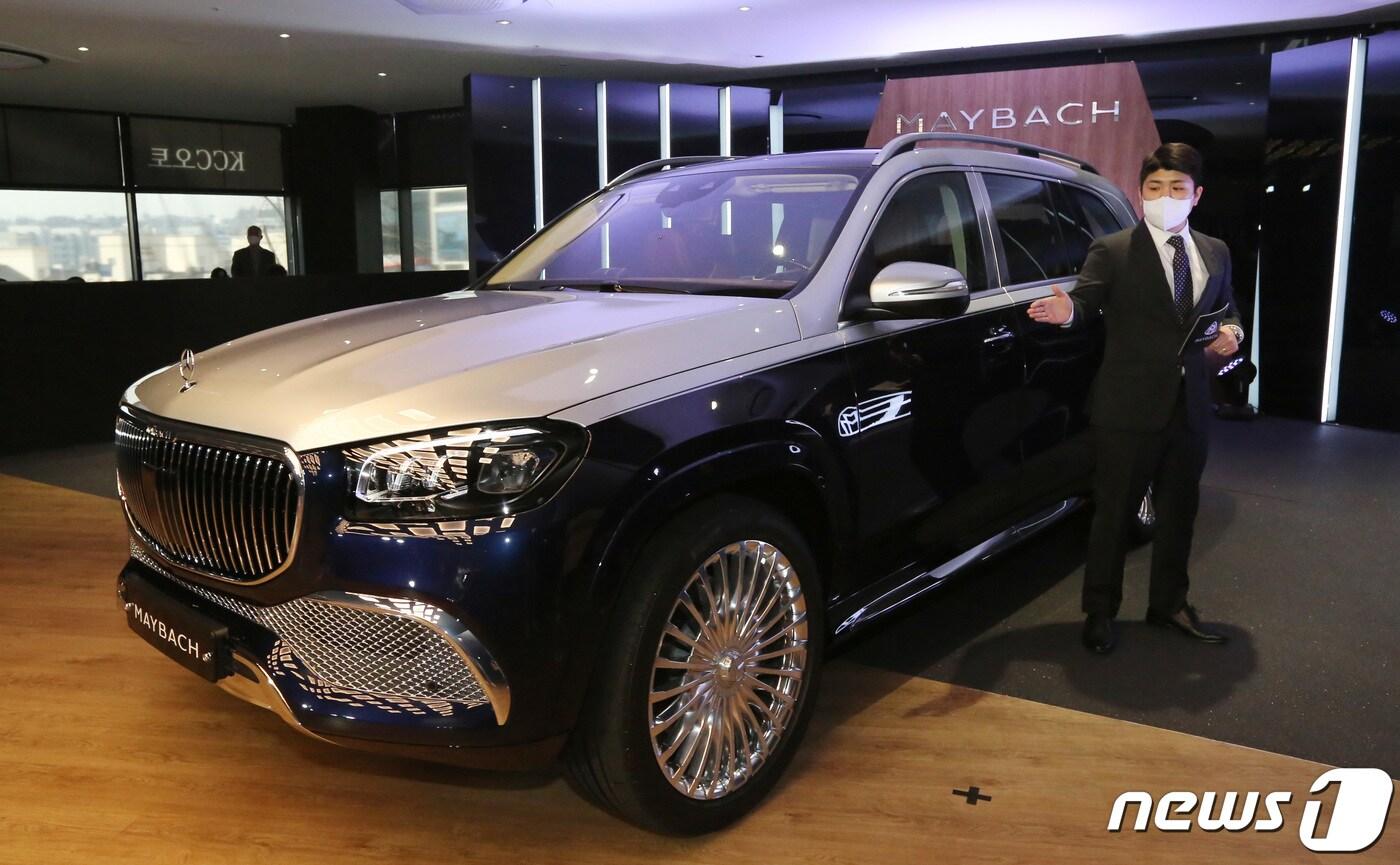 3일 오전 서울 용산구 메르세데스벤츠 한남전시장에서 새롭게 출시된 마이바흐 최초의 SUV이자 벤츠 GLS 최상위 모델인 '더 뉴 메르세데스-마이바흐 GLS 600 4매틱'이 공개되고 있다.  2021.3.3/뉴스1 ⓒ News1 박지혜 기자