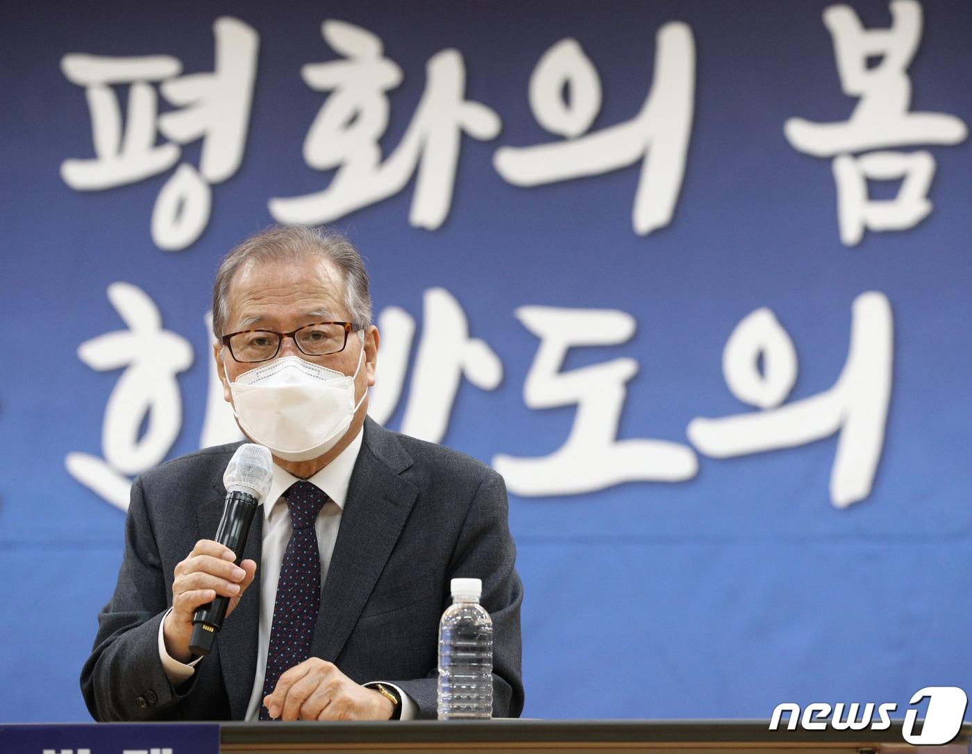 본문 이미지 - 정세현 민주평화통일자문회의 수석부의장이 3일 오전 서울 여의도 이룸센터에서 열린 '다시 평화의 봄, 새로운 한반도의 길' 세미나에서 기조 발제를 하고 있다. 2021.3.3/뉴스1 ⓒ News1 신웅수 기자