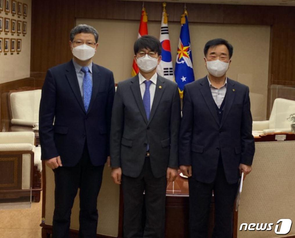 본문 이미지 - 이현종 강원 철원군수 3일 국방부에서 박재민 차관을 만나 지역 현안 해결을 위한 협조를 요청했다.(철원군 제공) 2021.03.03/뉴스1
