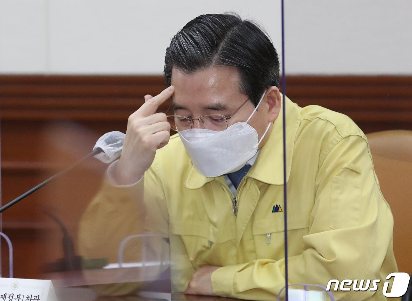 본문 이미지 - 김용범 기획재정부 1차관이 30일 오전 서울 종로구 정부서울청사에서 열린 신종 코로나바이러스 감염증&#40;코로나19&#41; 대응 중앙재난안전대책본부 회의에서 자료를 보고 있다. 2021.3.30/뉴스1 ⓒ News1 송원영 기자
