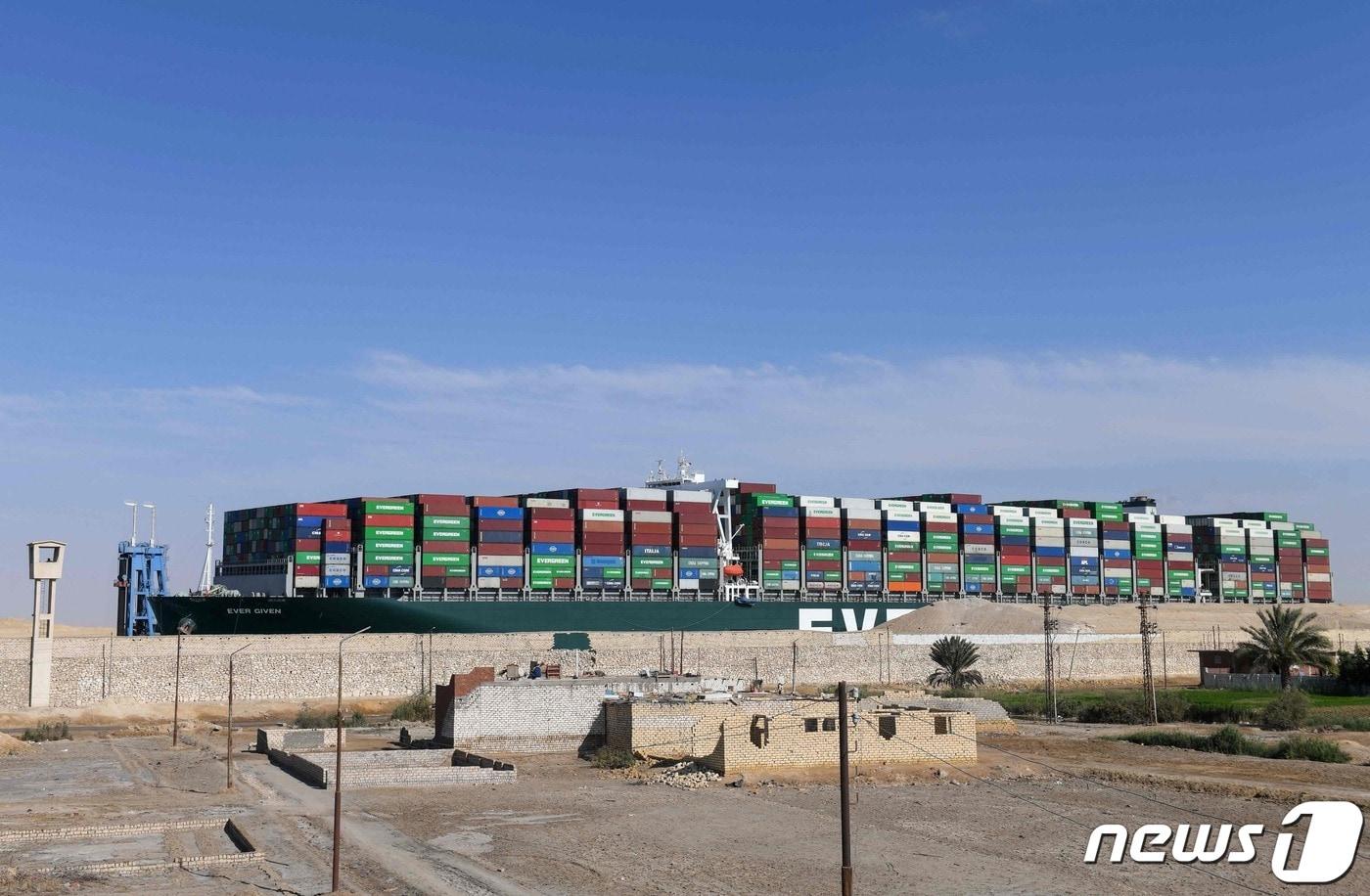 지난달 29일 수에즈 운하에서 좌초됐던 초대형 컨테이너선 에버기븐호가 부양에 성공해 이동한 모습ⓒ AFP=뉴스1 ⓒ News1 우동명 기자