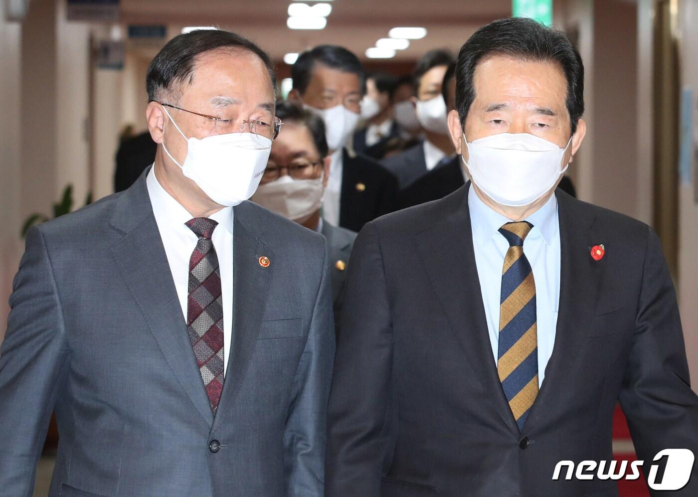 본문 이미지 - 정세균 국무총리(오른쪽)와 홍남기 부총리 겸 기획재정부 장관. 2021.3.30/뉴스1 ⓒ News1 송원영 기자