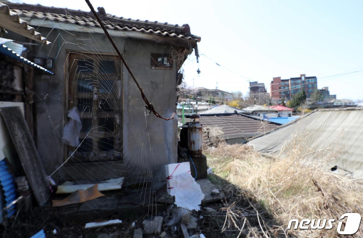 본문 이미지 - 30일 오후 공공재개발 시범사업 2차 후보지가 낙후된 모습을 보이고 있다. (사진은 기사 내용과 무관함) 2021.3.30 ⓒ 뉴스1 박정호 기자