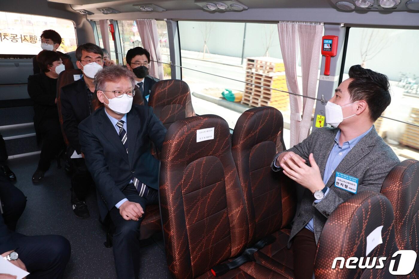 권칠승 중소벤처기업부 장관이 30일 세종시 집현동 산학연클러스터지원센터 자율주행 규제자유특구 현장을 방문해 이춘희 세종시장을 비롯한 참여기업 대표들과 자율주행차 시승을 하고 있다. 2021.3.30/뉴스1 (사진은 기사 내용과 무관함ⓒ News1 장수영 기자