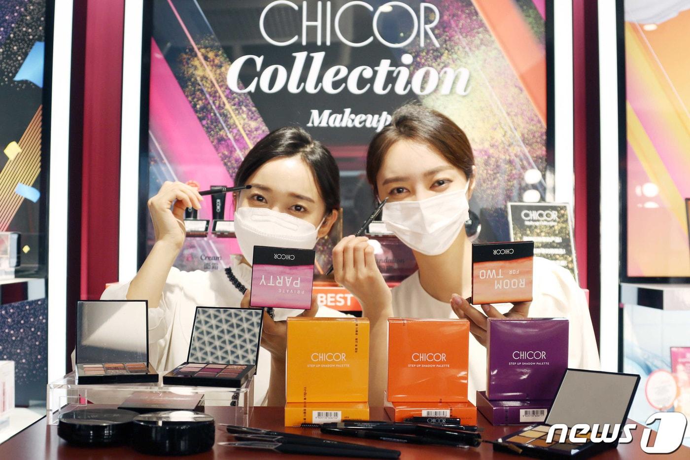 30일 서울 중구 명동 신세계 뷰티 편집숍 '시코르' 명동점에서 모델들이 눈화장을 위한 '스텝업 섀도우 팔레트' 3종을 선보이고 있다. (신세계백화점 제공) 2021.3.30/뉴스1