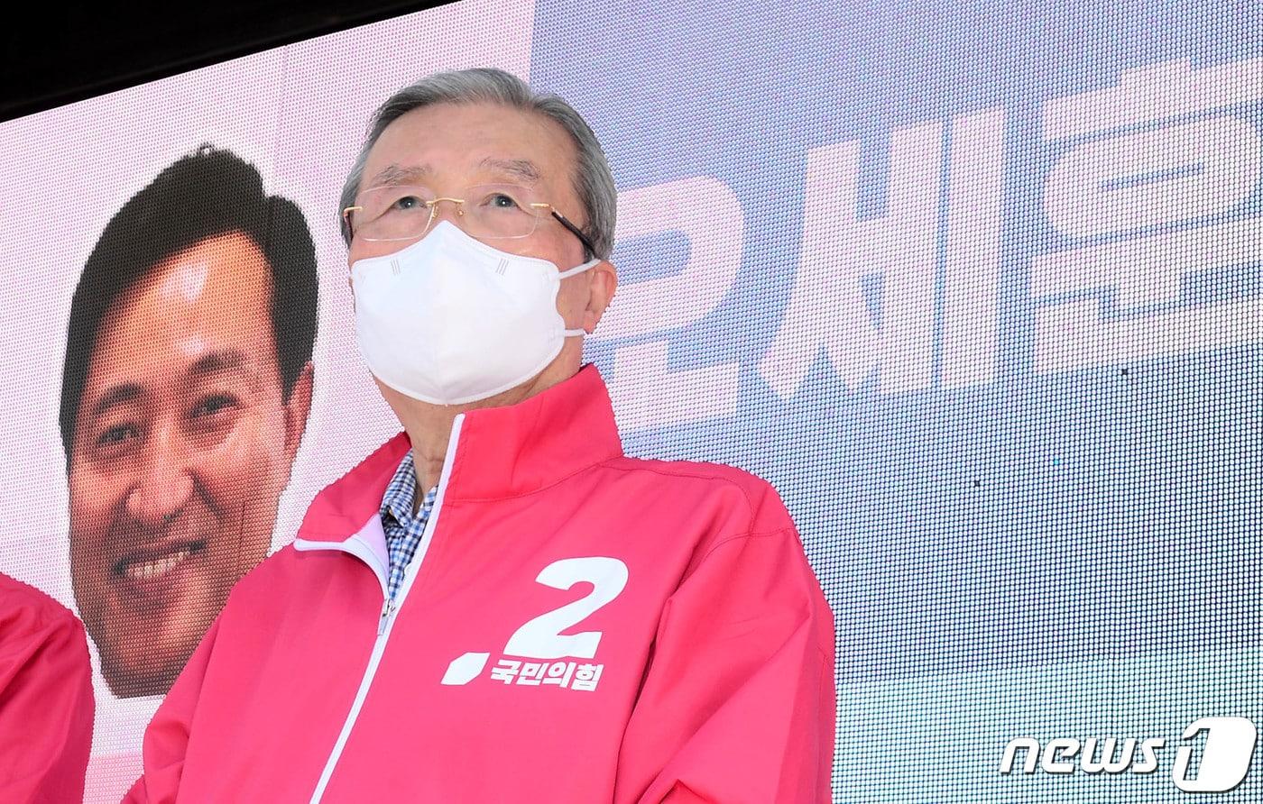 김종인 국민의힘 비상대책위원장이 30일 오후 서울 송파구 거여역사거리에서 4.7재보궐선거 오세훈 서울시장 후보 지원유세를 하고 있다. 2021.3.30/뉴스1 ⓒ News1 국회사진취재단
