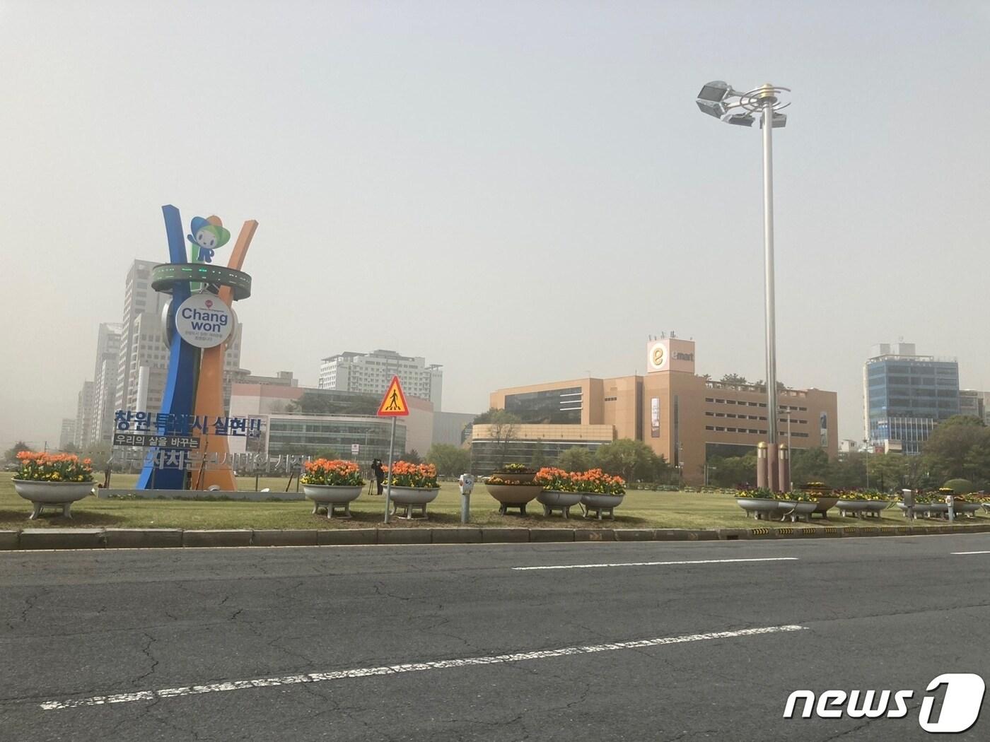 본문 이미지 - 진보당 경남도당은 황사 경보에도 옥외노동자들의 건강권이 제대로 지켜지지 않는다면서 30일 논평을 발표했다. 사진은 11년 만에 경남도가 황사 경보를 내린 29일 오후 창원광장. ⓒ 뉴스1
