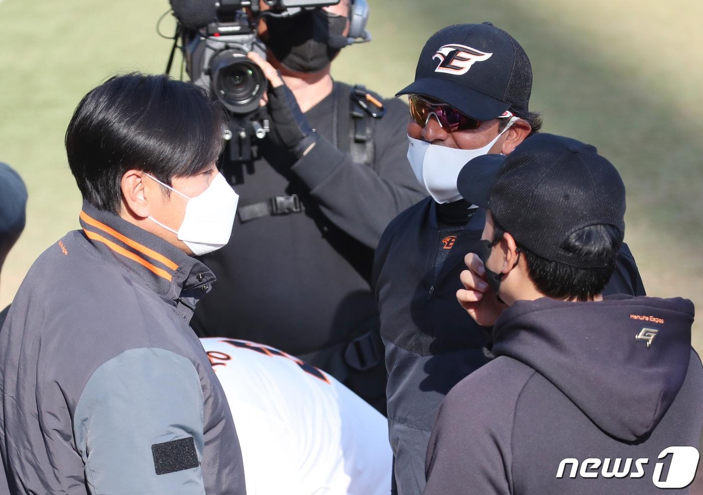 본문 이미지 - 30일 오후 대전 중구 한화생명 이글스파크에서 열린 한화 이글스와 키움 히어로즈의 시범경기에서 9대 2로 승리한 한화 카를로스 수베로 감독 정민철 단장과 대화하고 있다. 2021.3.30/뉴스1 ⓒ News1 김기태 기자