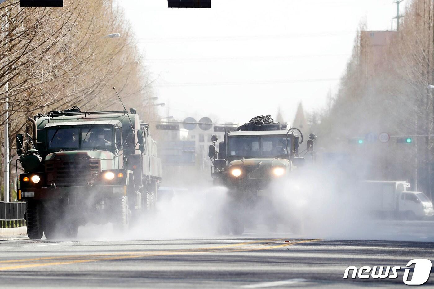 광주 지역에 미세먼지 비상저감조치가 시행된 가운데 광주 북구청과 31사단, 북부소방서가 합동으로 살수차를 이용해 도로에 물을 뿌리고 있다. (광주북구 제공)2021.3.30/뉴스1 
