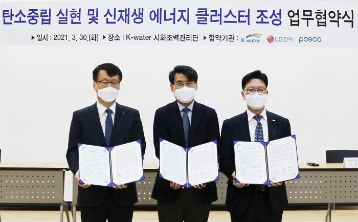 본문 이미지 - LG전자 에어솔루션사업부 이재성 부사장(왼쪽부터), 한국수자원공사 박평록 시화사업본부장, 포스코 김상균 강건재마케팅실장이 MOU체결 후 기념촬영을 하고 있다.(LG전자 제공)ⓒ 뉴스1