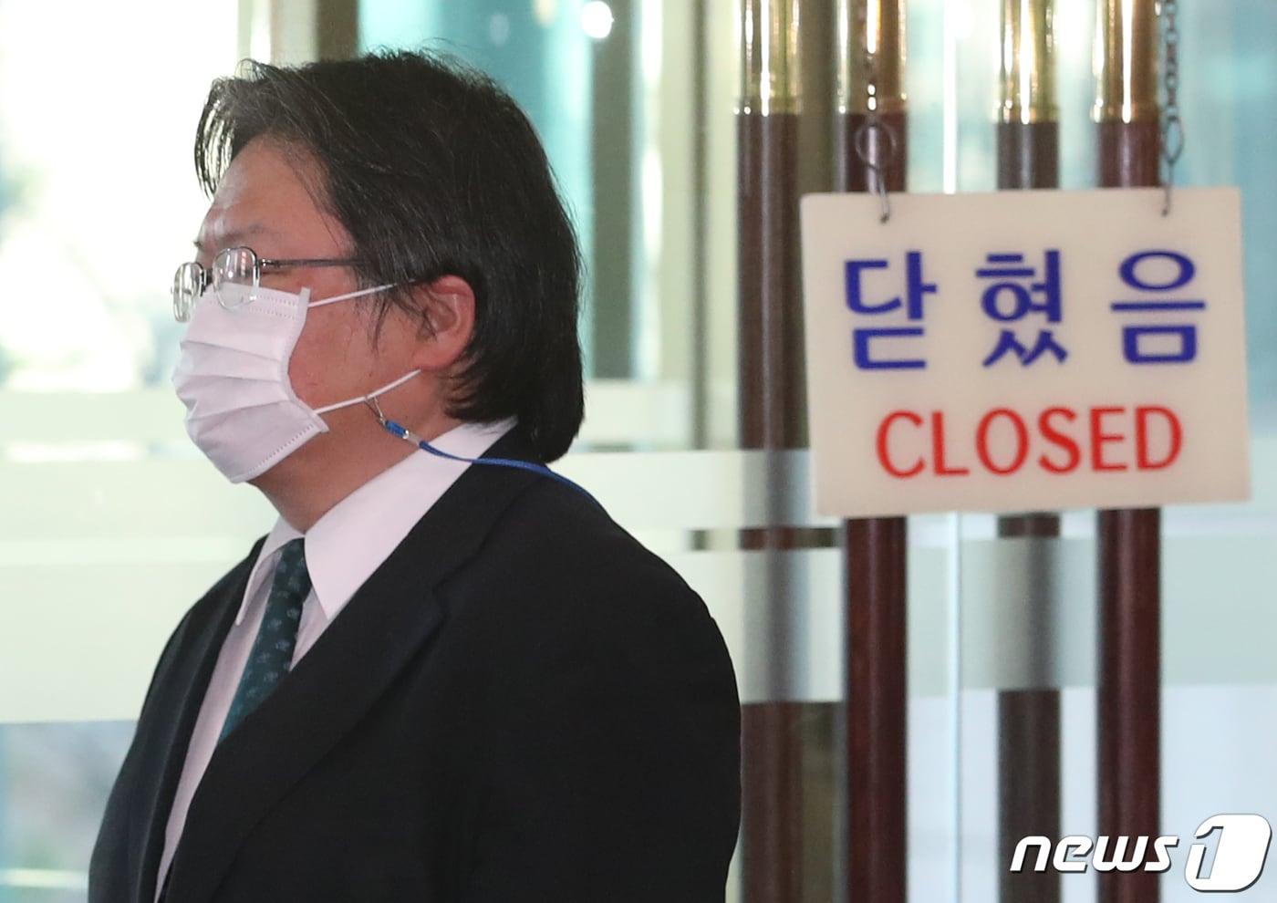 본문 이미지 - 소마 히로히사 주한 일본대사관 총괄공사가 독도가 일본영토라는 주장이 담긴 일본 고교 교과서 검정 발표와 관련해 초치돼 30일 오후 서울 종로구 도렴동 외교부 청사에 들어서고 있다. 2021.3.30/뉴스1 ⓒ News1 송원영 기자
