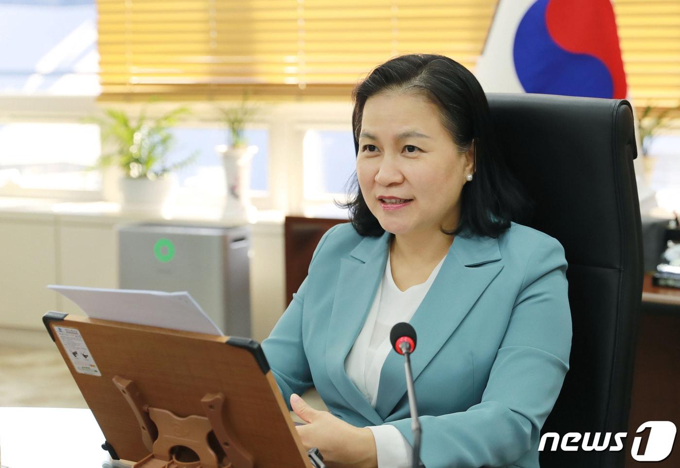 본문 이미지 - 유명희 산업통상자원부 통상교섭본부장이 30일 오후 정부세종청사에서 응고지 오콘조-이웰라 세계무역기구(WTO) 사무총장과 화상 면담을 하고 있다.(산업통상자원부 제공) 2021.3.30/뉴스1 ⓒ News1 박지혜 기자