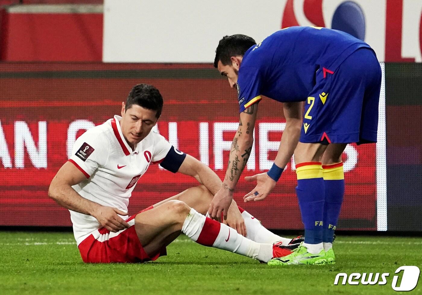 본문 이미지 - 안도라와의 A매치에서 무릎 부상을 당한 로베르트 레반도프스키. ⓒ 로이터=뉴스1