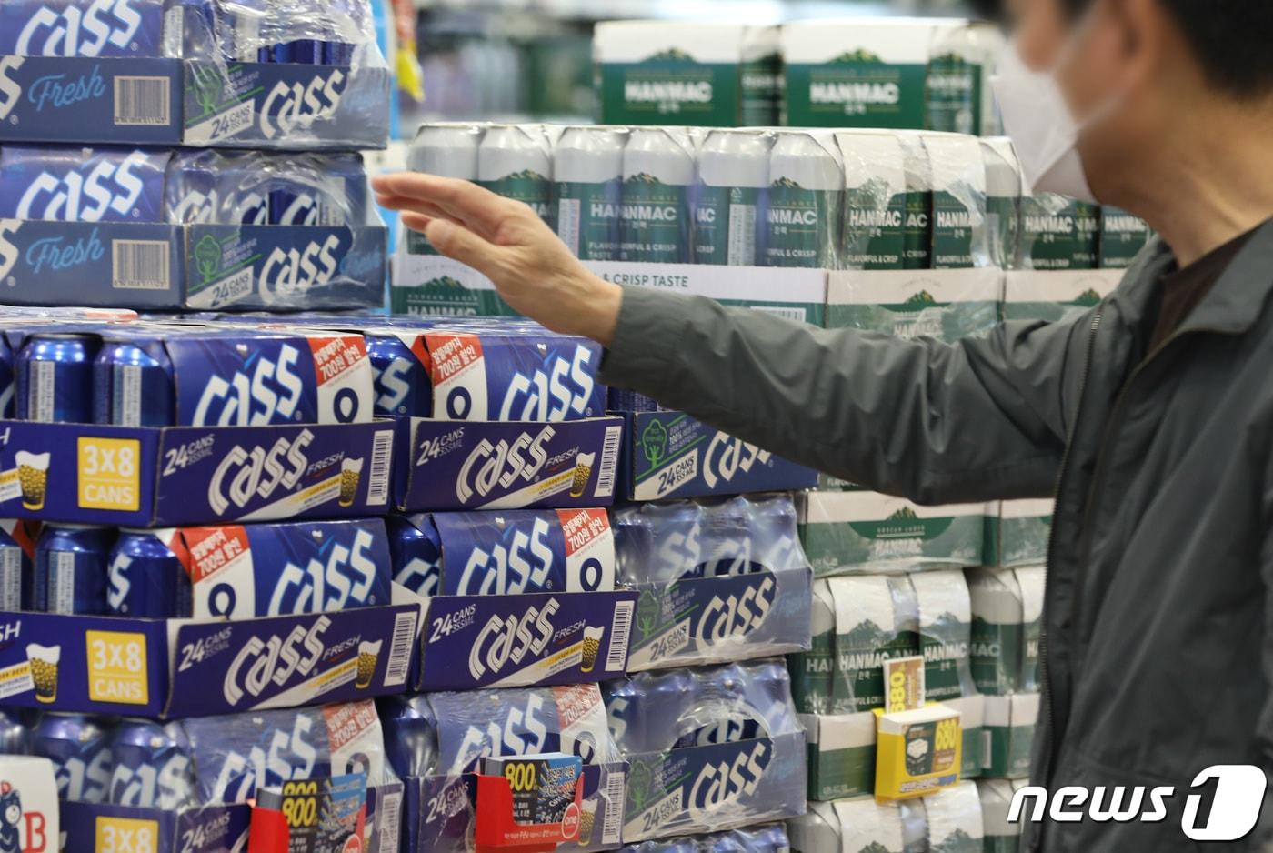 연초부터 계속된 먹거리 가격 인상이 4월에도 이어지고 있는 가운데 맥줏값과 막걸리 가격도 인상된다. 지난 3월 맥주와 탁주에 물가지수를 반영한 세율조정을 골자로 하는 세법 개정 후속 시행령 개정안이 시행되며 맥주와 탁주 1ℓ당 각각 4.1원, 0.2원 세금이 인상됐다. 이에 오비맥주는 1일 &Delta;카스프레시 &Delta;카스라이트 &Delta;오비라거 &Delta;카프리 등의 330㎖ 병 제품과 생맥주(케그·20ℓ), 페트(1ℓ, 1.6ℓ) 의 가격을 일괄 1.36% 인상한다. 사진은 31일 서울 시내의 한 대형마트에 맥주가 진열돼 있다. 2021.3.31/뉴스1 ⓒ News1 이동해 기자