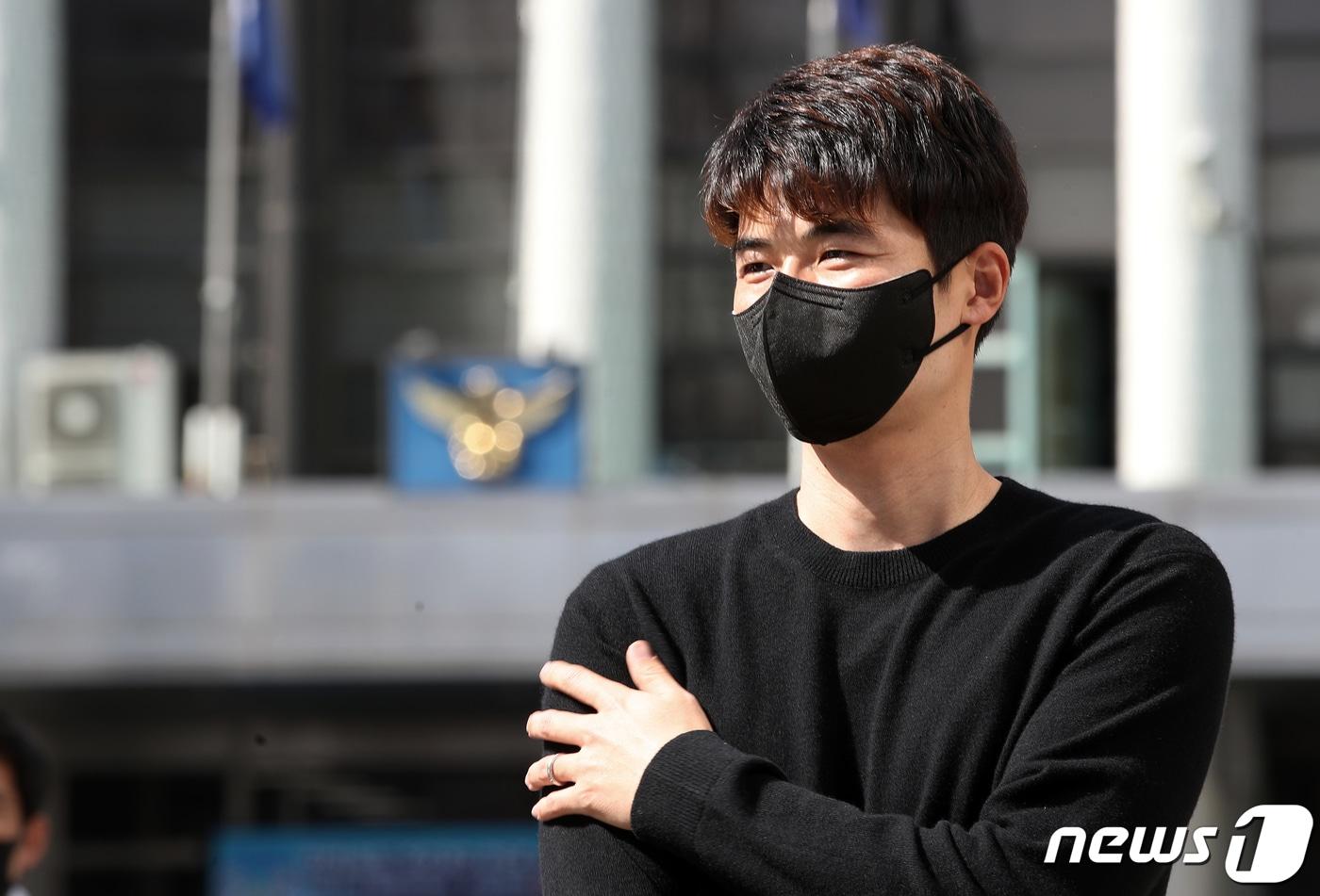 초등학교 시절 성폭력 가해 의혹을 받고 있는 축구선수 기성용(FC서울)이 31일 오후 고소인 조사를 받기 위해 서울 서초구 서초경찰서로 출석하고 있다. 기성용은 지난 22일 초등 축구부 시절 자신에게 성폭력을 당했다고 폭로한 후배 두명을 형사 고소하며 반격에 나섰다. 2021.3.31/뉴스1 ⓒ News1 오대일 기자