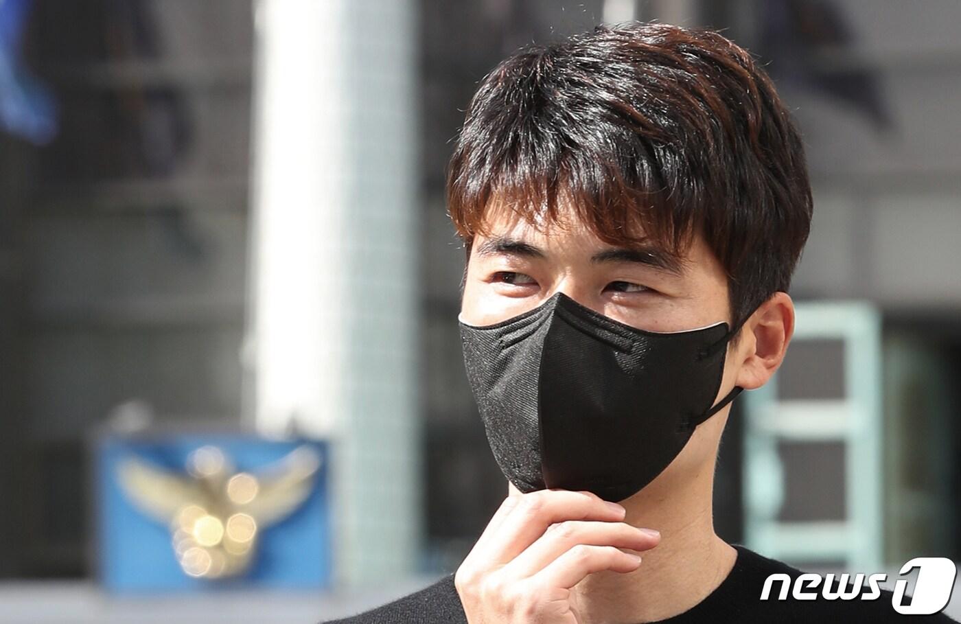 본문 이미지 - 축구선수 기성용(FC서울)이 지난달 31일 오후 서울 서초구 서초경찰서로 출석하고 있다. ⓒ News1 오대일 기자