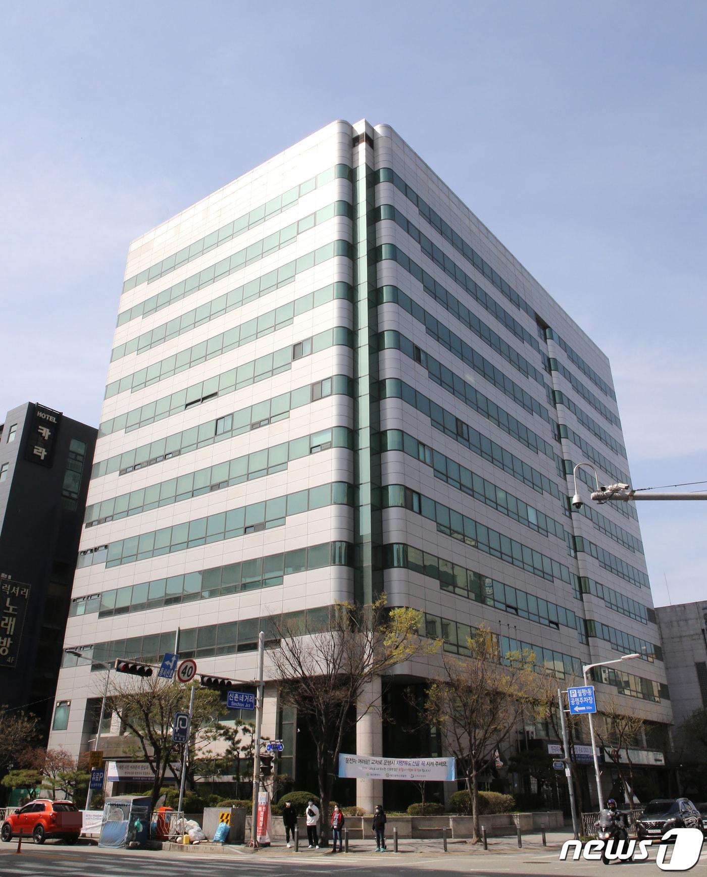본문 이미지 - 31일 대전 서구 월평동 한국마사회 마권장외발매소(화상경마장)가 영업을 중단했다. 1999년 7월 3일부터 영업을 시작한 한국마사회 화상경마장은 지역 주민과 시민사회로부터 끊임없는 이전 요구를 받아왔으며 마사회 계획에 따라 영업을 종료했다. 사진은 영업이 종료된 대전 한국마사회 화상경마장 모습. 2021.3.31/뉴스1 ⓒ News1 김기태 기자