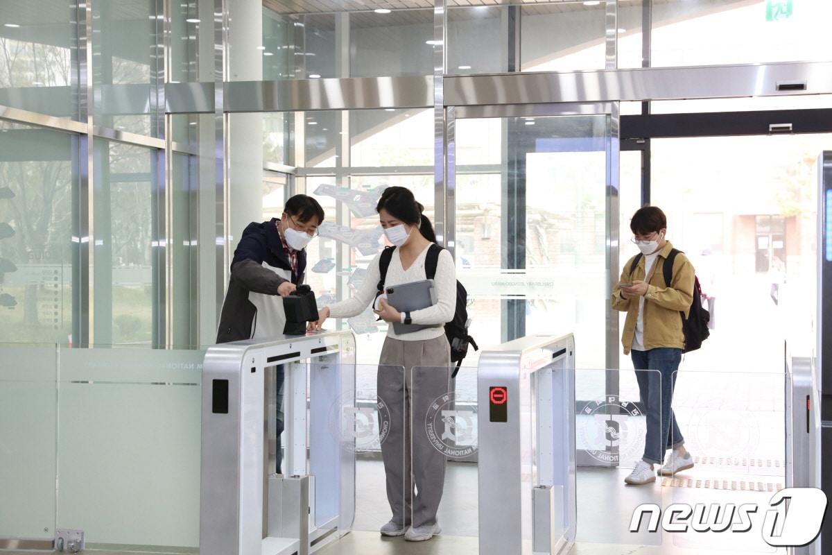 본문 이미지 - 전남대학교가 세 번째 도서관인 '정보마루'를 임시 개관한 가운데 한 학생이 입장하고 있다.(전남대 제공)2021.3.31/뉴스1 