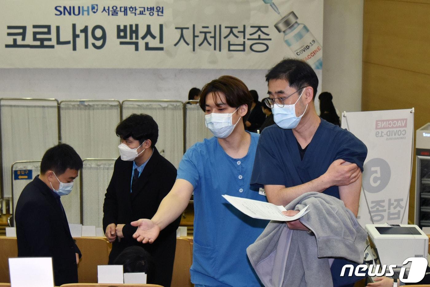 본문 이미지 - 4일 서울 종로구 서울대학교 어린이병원 내 강의실에서 의료진이 코로나19 아스트라제네카(AZ) 백신 자체 접종을 하고 있다. 2021.3.4/뉴스1 ⓒ News1 사진공동취재단