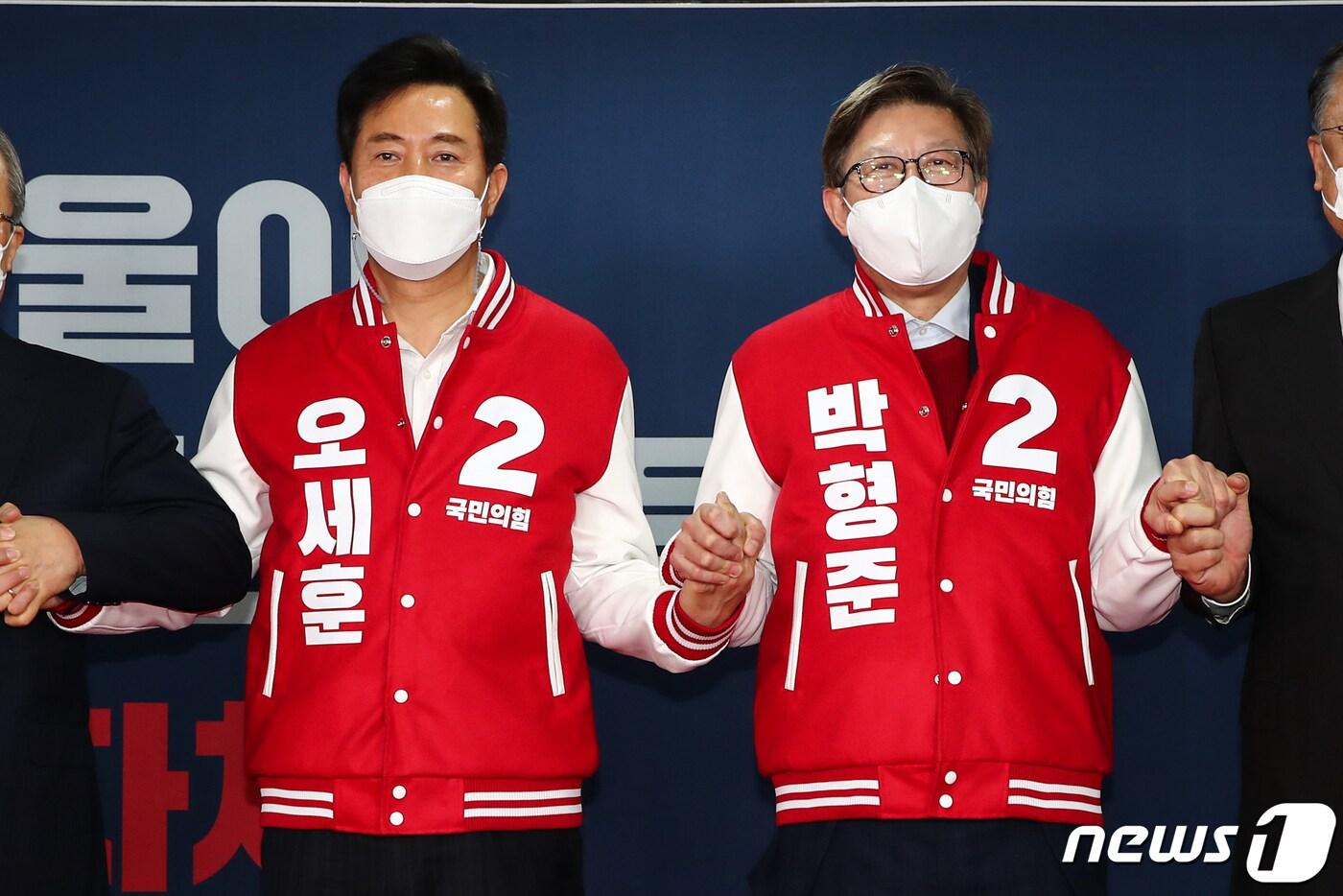 국민의힘 서울시장 후보로 선출된 오세훈 후보(왼쪽)와 부산시장 후보로 선출된 박형준 후보. 2021.3.4/뉴스1 ⓒ News1 성동훈 기자