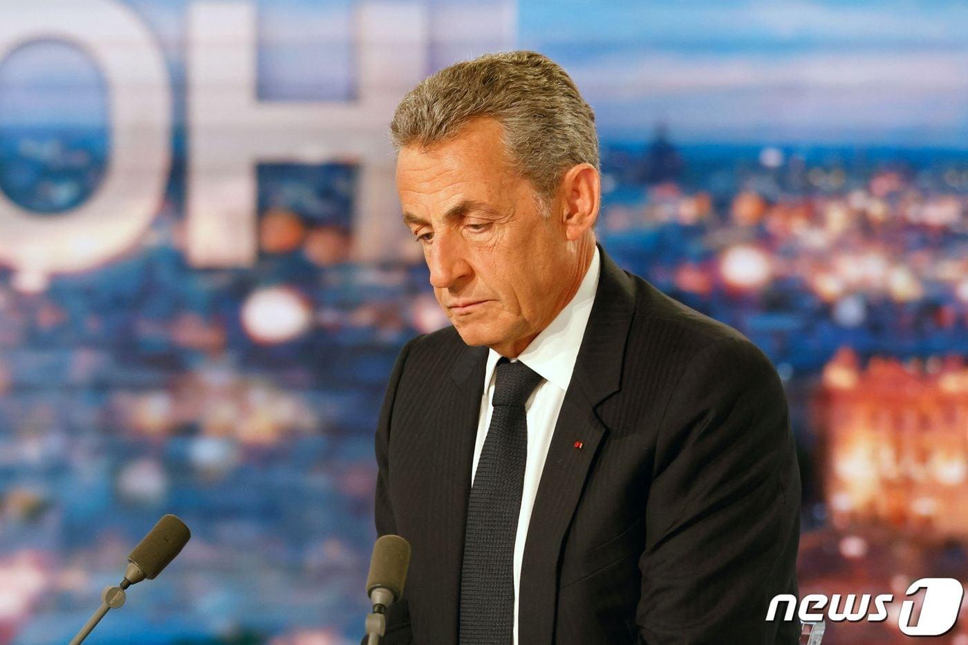 니콜라 사르코지 전 프랑스 대통령이 3일&#40;현지시간&#41; 파리 인근 불로뉴비양쿠르에 있는 민영방송국 TF1의 이브닝 뉴스에 출연해 인터뷰를 하고 있다. 판사를 매수한 혐의로 징역 3년을 선고받은 사르코지 전 대통령은 이날 무죄를 주장하며 &#34;유럽인권재판소까지 이 싸움을 가져가야 할 것 같다＂고 말했다. ⓒ AFP=뉴스1 ⓒ News1 우동명 기자