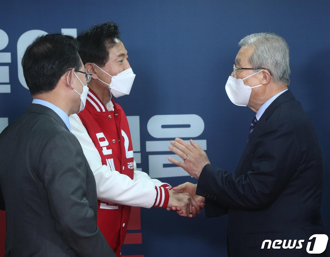 본문 이미지 - 국민의힘 서울시장 후보로 선출된 오세훈 후보(가운데)가 2021년 3월 4일 오전 서울 여의도 국민의힘 중앙당사에서 열린 서울·부산시장 후보 경선 결과 발표회에서 김종인 비상대책위원장(오른쪽), 주호영 원내대표의 축하를 받고 있다. 2021.3.4/뉴스1 ⓒ News1 신웅수 기자