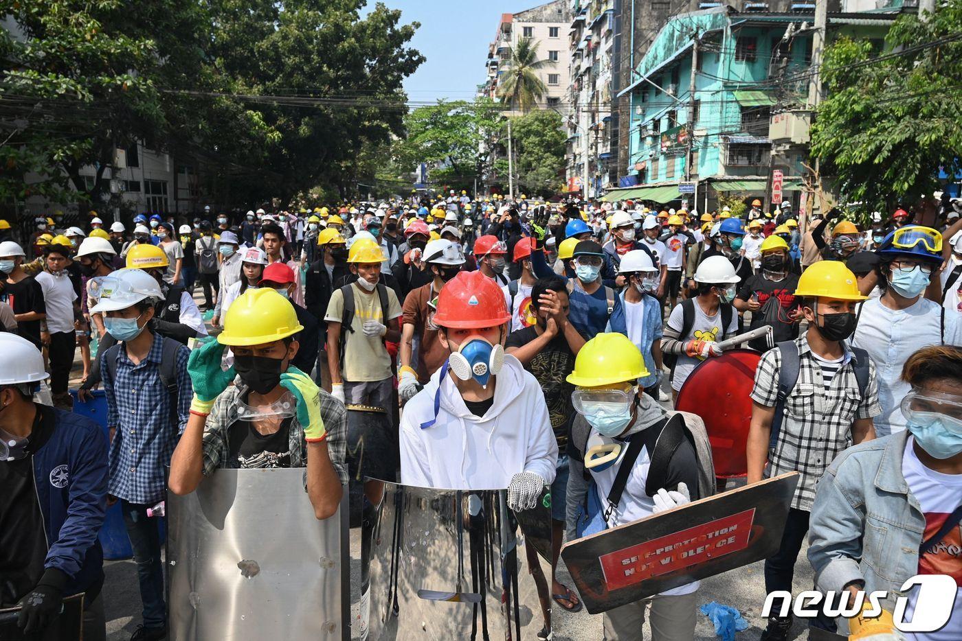 3일(현지시간) 미얀마 양곤에서 군사 쿠데타를 규탄하는 시위대가 보호장구를 착용하고 경찰에 맞서고 있다. ⓒ AFP=뉴스1 ⓒ News1 우동명 기자