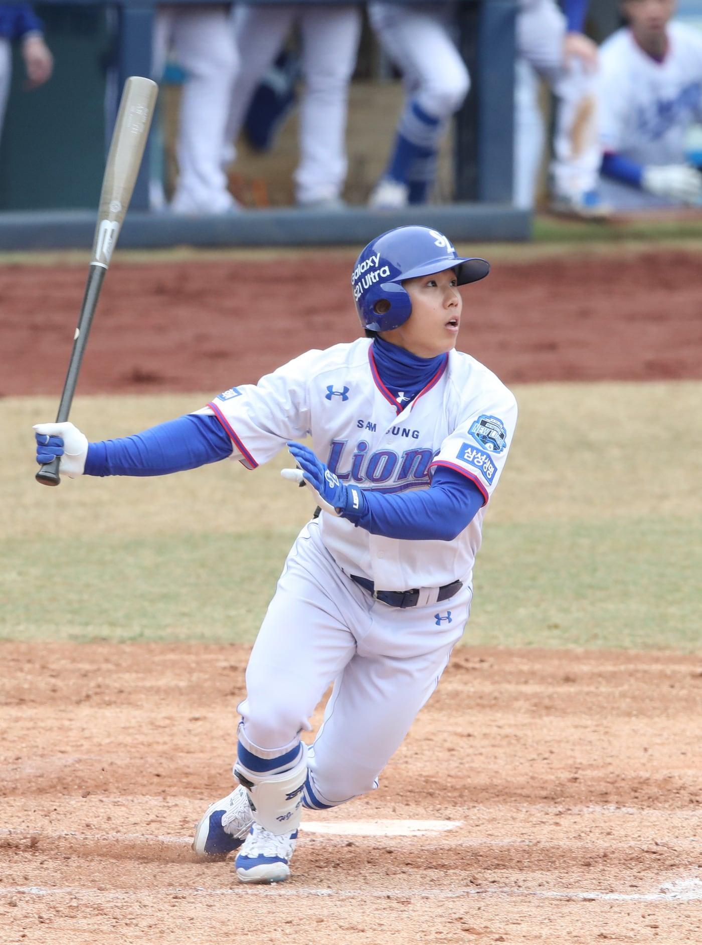 본문 이미지 - 삼성 라이온즈 외야수 김성윤은 3일 롯데 자이언츠와의 연습경기에서 홈런과 보살로 강한 인상을 남겼다.(삼성 라이온즈 제공) ⓒ 뉴스1