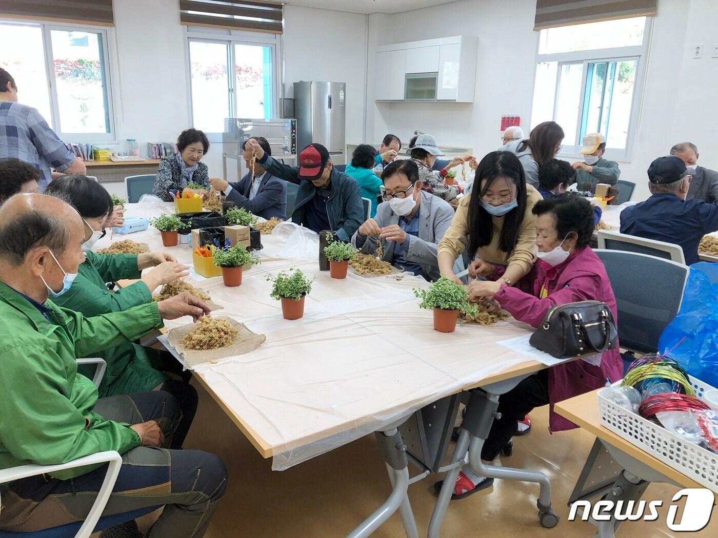본문 이미지 - 전북 정읍시 치매안심센터가 이달 8일부터 지역주민을 대상으로 ‘치매 예방 교실’을 운영한다. 치매예방교실 모습.ⓒ 뉴스1
