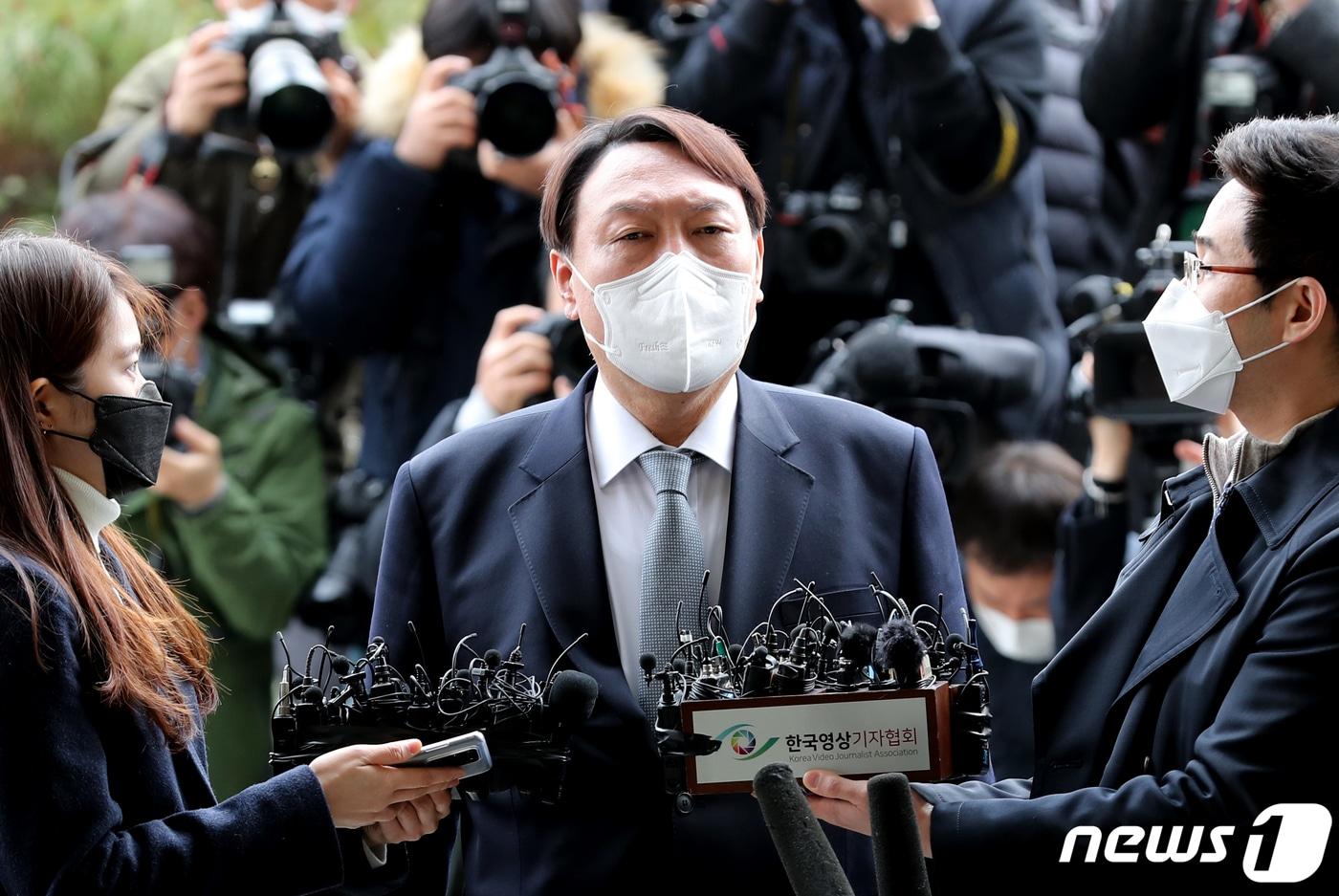 윤석열 검찰총장이 4일 오후 서울 서초구 대검찰청 현관에서 총장직 사퇴 의사를 발표하고 있다. 윤 총장은 최근 '중대범죄수사청' 설치 문제를 두고 여권과 날카롭게 대립해 왔다. 2021.3.4/뉴스1 ⓒ News1 박지혜 기자