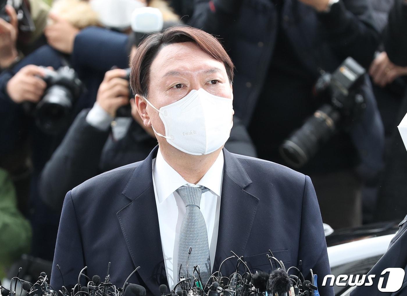 본문 이미지 - 윤석열 전 검찰총장이 3월4일 오후 서울 서초구 대검찰청 현관에서 총장직 사퇴 의사를 발표하고 있다. 2021.3.4/뉴스1 ⓒ News1 박지혜 기자