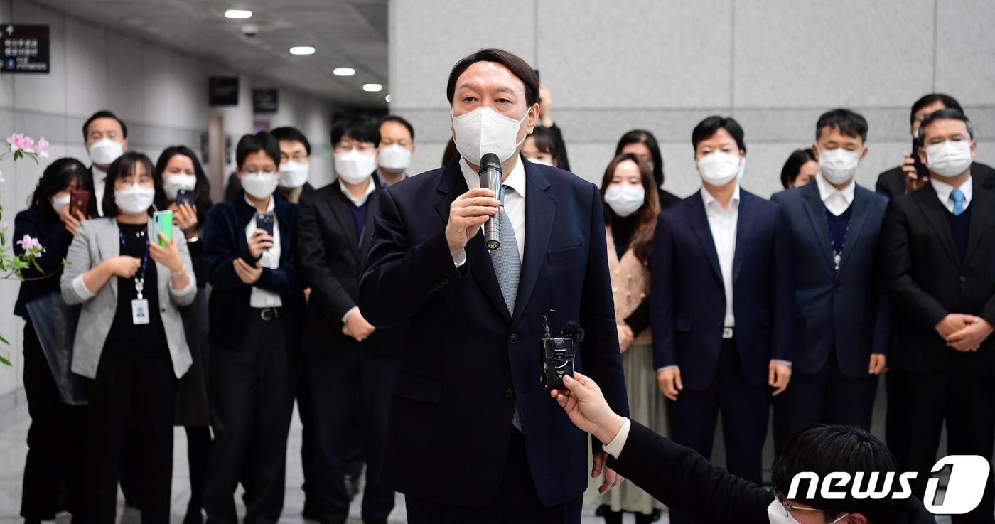 사의를 표명한 윤석열 검찰총장이 4일 오후 서울 서초구 대검찰청 청사를 나서며 직원들에게 인사말을 하고 있다. 2021.3.4 /뉴스1 ⓒ News1 오대일 기자