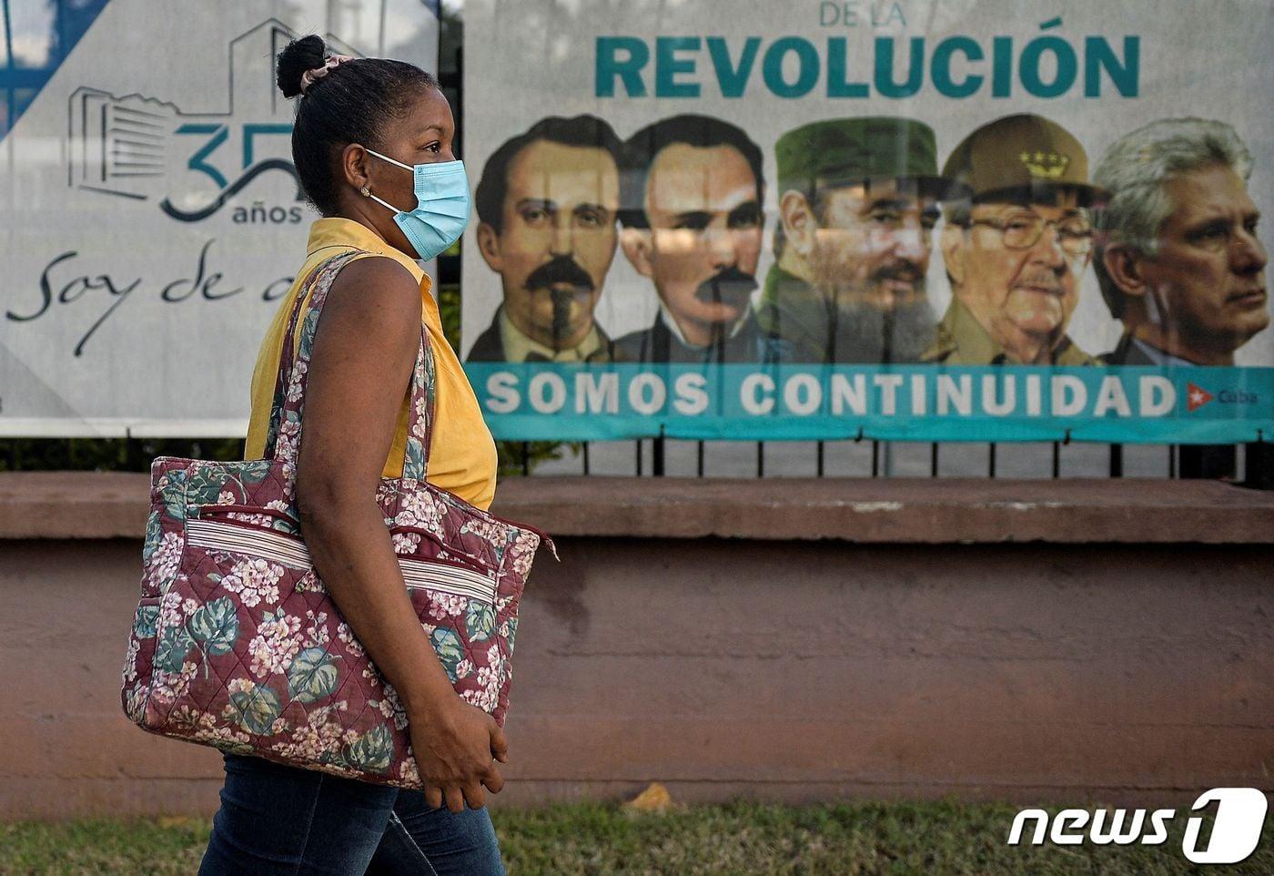 쿠바 수도 아바나에서 2021년 3월 3일 한 여성이 거리를 걷고 있다. ⓒ AFP=뉴스1 ⓒ News1 최서윤 기자