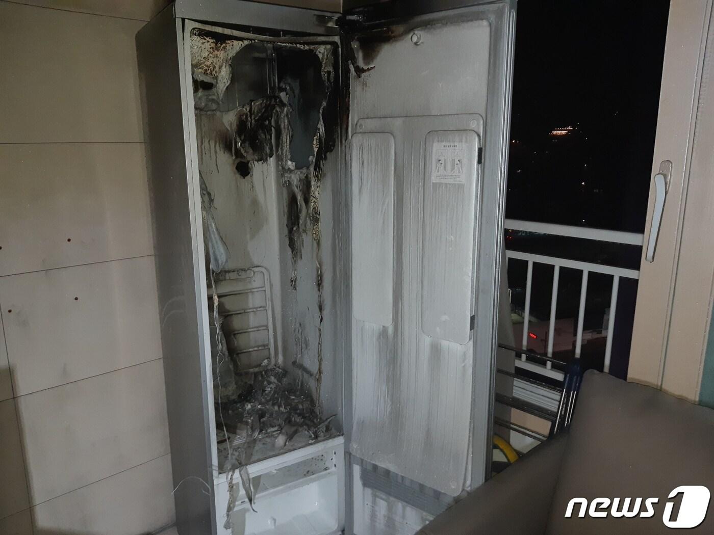 본문 이미지 - 불에 타버린 의류청정기.(부산소방재난본부 제공)ⓒ 뉴스1