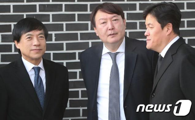 본문 이미지 - 2018년 1월 2일 당시 윤석열 서울중앙지검장이 국립현충원을 찾아 참배 전 이성윤&#40;왼쪽&#41; 대검 형사부장과 대화를 나누는 모습. ⓒ News1 DB